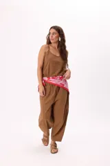 Pantalón blanco de tela ligera con cintura elastizada, calce relaxed y bolsillos laterales.