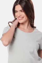 Remera azul de algodón y poliéster, de corte recto, cuello redondo y manga corta.