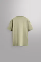 Camiseta de entrenamiento relaxed fit color verde claro, confeccionada en tejido con mezcla de algodón de peso ligero. Cuello redondo acabado en rib y manga corta.