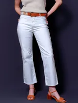 Pantalón de jean blanco con corte recto, tiro alto y terminación desflecada.
