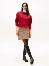 Buzo Tommy Hilfiger rojo de corte regular con logo estampado en el pecho. Tiene cuello redondo, puños y bajo de punto canalé. Confeccionado en mezcla de algodón y poliéster reciclado.