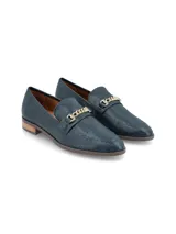 Zapato Torino azul marino con textura reptil, detalle de hebilla metálica dorada, forro y plantilla de cuero y suela de goma.