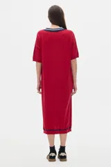Vestido midi rojo de tejido de punto, con cuello polo a rayas azul marino y blanco, manga corta con ribete azul marino, cierre de tres botones y logo bordado en el pecho.