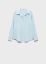 Camisa celeste de lino con cuello camisero, manga larga con puños abotonados y cierre frontal con botones.