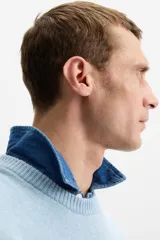 Jersey celeste de cashmere y lana, de corte relajado, cuello redondo y manga larga con terminaciones en rib.