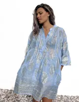 Camisola celeste con estampado de mandalas doradas, cuello mao y mangas 3/4.