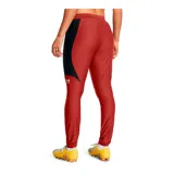 Pantalón deportivo Under Armour Challenger Pro para mujer, color rojo con paneles laterales en negro y logo blanco.