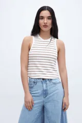 Musculosa corta a rayas horizontales blancas y negras con ribete negro en cuello y sisas.