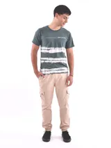 Remera gris con franjas horizontales blancas y texto "Trust Yourself" en el pecho.