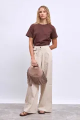 Remera marrón de corte clásico y mangas cortas.