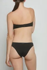 Conjunto de lencería negro, compuesto por un corpiño strapless con aro y una bombacha tipo colaless.