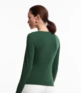 Blusa negra de algodón con cuello redondo y mangas largas.