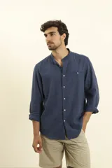 Camisa rosada de lino y algodón, con cuello mao, manga larga y bolsillo de parche en el pecho.