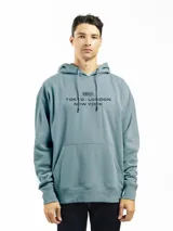 Buzo canguro celeste con capucha, bolsillo frontal y estampado con texto 'Tokyo-London-New York' y un código de barras.