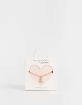 Cadena corta dorada con dije de la letra A cubierto de strass.