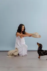 Vestido largo de lino color blanco, con breteles finos y detalle de costura o aplique vertical en el centro del frente.