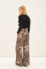 Pantalón palazzo con estampado ikat en tonos marrón y beige, de viscosa y modal, con cintura elástica.