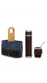 Kit matero que incluye un posa termo con asa de madera y broches, un termo de acero inoxidable forrado en símil cuero con capacidad de 1 litro, un mate de cerámica chico con boquilla de metal y una bombilla de acero inoxidable.