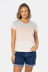 Remera de cuello redondo y manga corta con rayas horizontales en colores verde, rosa y blanco. De textura suave.