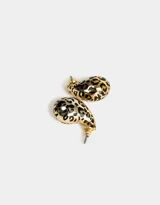 Aros colgantes cortos dorados con forma de gota y estampado de leopardo negro.