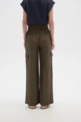 Pantalón cargo color beige de viscosa, tiro alto, corte recto y bolsillos laterales.