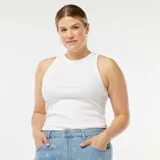 Musculosa blanca de algodón con sisas anchas y corte recto.