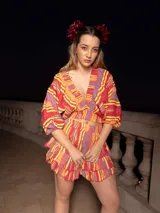 Short de tiro alto con volados y estampado paisley en tonos crema, naranja y terracota.