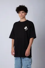 Remera color lila de corte oversize con cuello redondo y mangas cortas. Presenta un estampado pequeño de Mickey Mouse en el frente.