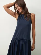 Vestido midi azul marino, sin mangas, con corte recto en la parte superior y falda amplia fruncida.