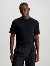 Remera negra de algodón con cuello redondo, mangas cortas y logo Calvin Klein nano en el pecho.