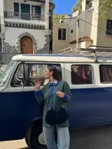Cartera de cuero negra con doble correa desmontable, una corta y otra larga.