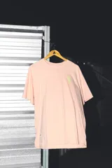 Remera color rosa pálido de corte oversized, fabricada en jersey 100% algodón.