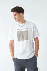 Remera blanca de algodón con cuello redondo y estampado del Coliseo Romano.