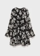 Vestido corto negro con estampado floral blanco, mangas largas acampanadas, cuello redondo, lazo ajustable en la cintura, bajo con volantes y forro interior.