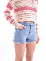 Short de jean blanco con terminación desflecada.