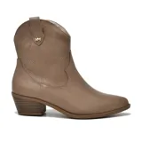 Bota corta de cuero sintético color beige, con diseño estilo western y bordados decorativos. Tiene un pequeño logo metálico en el lateral y un tacón bajo de bloque.
