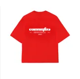 Remera roja de algodón con corte boxy y estampado blanco en la espalda con la palabra "venefa" y texto.