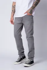 Pantalón de jean gris oscuro, de corte recto, con bolsillos delanteros y traseros.