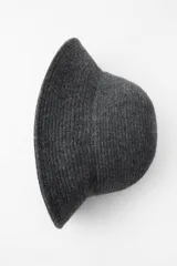 Gorro tipo bucket gris oscuro de tejido de punto acanalado.