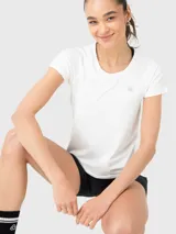 Remera deportiva blanca de manga corta y cuello redondo, con logo pequeño en el pecho.