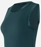 Top sin mangas color beige claro, con cuello redondo y sisas con detalle de satén.