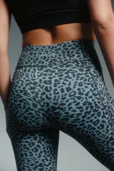 Calza larga deportiva con estampado animal print en tonos de verde y gris.