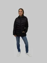 Campera acolchada negra de nailon con relleno de plumón (90% plumón, 10% plumas), cierre frontal con cremallera, bolsillos laterales, cuello alto con capucha y diseño plegable.