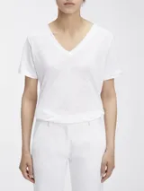Remera de Calvin Klein confeccionada en lino, con cuello en V y mangas cortas, ideal para días cálidos.
