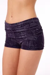Microshort de tela elastizada con estampado de piel de serpiente en tonos grises y negros. Se puede usar con la cintura doblada para tiro bajo o estirada para tiro medio/alto.