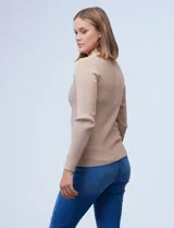 Buzo de tejido acanalado color beige, de corte ajustado y cuello alto, de la marca Cable & Gauge.