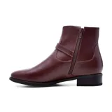 Bota corta de cuero negro con hebilla lateral y taco bajo.