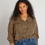 Blusa de manga larga con estampado animal print, cuello camisero y cierre frontal con botones.