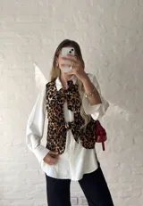 Chaleco con estampado animal print, con lazos para atar en el cuello y en la cintura.