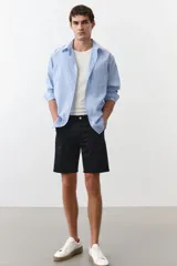 Short negro de sarga de algodón suave, corte estándar y cinco bolsillos con cierre y botón.